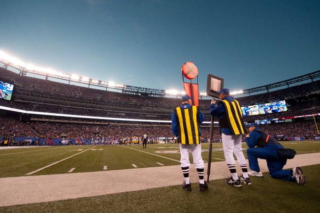 這一賽季,NFL 將使用 Hawk-eye 技術 來測量首攻距離,從而 不再需要傳統的鏈條隊(chain gang)