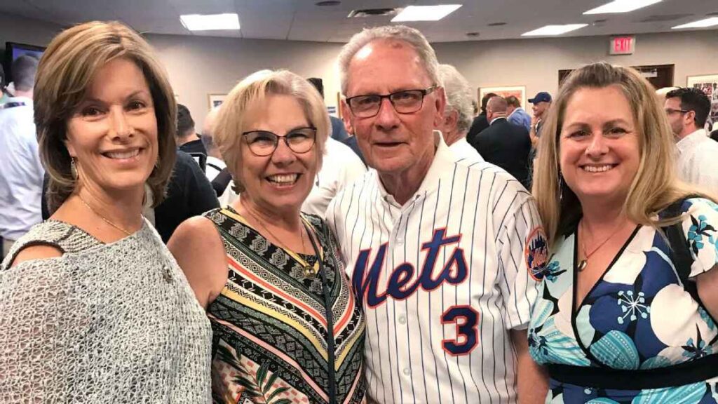 2019 年大都會（Mets）重聚活動上，巴德·哈勒森（Bud Harrelson）與金·巴塔利亞（Kim Battaglia，左）、他的妹妹格倫娜·哈勒森·梅洛（Glenna Harrelson Mello）以及他的女兒金伯莉·哈勒森·普薩拉斯（Kimberly Harrelson Psarras）同框合影。